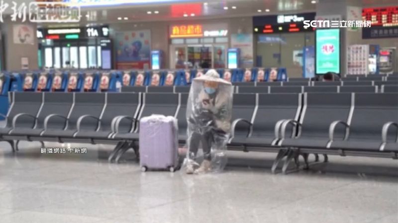 防疫怪招　女花90元自製防毒女俠裝
