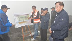 南投力行產業道路將新蓋明隧道　林明溱踏勘南投縣長林明溱（前右）17日與交通部公路總局長陳彥伯（前右2）踏勘力行產業道路指標46.3公里處，此處將興建明隧道，工程預計3月發包。中央社記者蕭博陽南投縣攝　109年2月17日