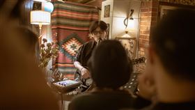 非主流音樂崛起　獨立樂團主唱舉辦小型演出獨立樂團近年在台灣音樂圈受到關注，樂團Deca Joins的主唱鄭敬儒17日在台北舉辦小型演出，坦言社群網路確實影響音樂生態，是獨立樂團能夠被看到的主因之一。（Basement提供）中央社記者陳秉弘傳真　109年2月17日