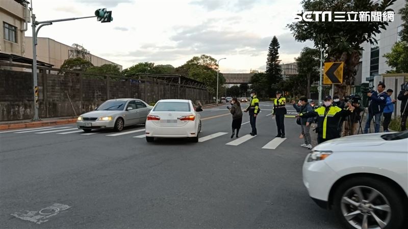 完成隔離14天　武漢台商向媒體揮手