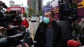 首批武漢包機回台者解除隔離  台商：回家真好首批武漢包機回台的台商18日解除隔離，並宣導返家後需進行自主健康管理。其中在中區檢疫場所的69人18日一早分乘3輛遊覽車「出關」，他們直呼「回家真好」，並對政府協助返台表達感謝。中央社記者蘇木春攝　109年2月18日