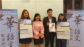 課程優產學合作佳 台灣對馬來西亞學生具吸引力今年到台灣留學的馬來西亞學生人數略有下滑，但駐馬來西亞代表處教育組組長張佳琳（左2）17日說，憑藉良好的高等教育課程與環境，加上產學合作經驗豐富，台灣仍能吸引大馬學生留學。中央社記者郭朝河吉隆坡攝　109年2月17日