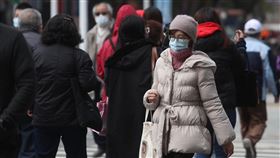 寒流發威（2）中央氣象局表示，寒流影響，17日白天北台灣持續寒冷，高溫僅攝氏12度左右，民眾外出應注意保暖。中央社記者吳家昇攝  109年2月17日