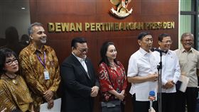 防堵武漢肺炎 印尼召開專家會議印尼總統府諮詢委員會17日召開專家會議，世界衛生組織駐印尼代表巴拉尼塔蘭（左2）在會後指出，對印尼官員防疫措施及政治意志印象深刻。中央社記者石秀娟雅加達攝  109年2月17日