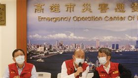 因應武漢肺炎疫情　高市府舉行應變會議（3）防堵2019年冠狀病毒疾病（武漢肺炎）疫情，高雄市政府第一級流行疫情指揮中心17日舉行第8次應變指揮中心會議，高雄市長韓國瑜（中）、衛生局長林立人（右）、教育局長吳榕(峰)（左）會後說明防疫措施。中央社記者董俊志攝　109年2月17日
