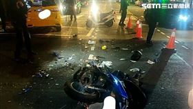 台北市中山區計程車與機車發生對撞車禍（翻攝畫面）
