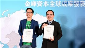 ▲金庫資本總經理丁學文與Grab Venture負責人Chris完成簽約儀式。（圖／鍾釗榛攝影）