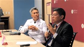 台大公共衛生學院對校園防疫提出建議國立台灣大學公共衛生學院18日舉行記者會，院長詹長權（右）、台大職業醫學與工業衛生研究所臨床教授蘇大成（左）對學校因應武漢肺炎的防疫措施提出建議。中央社記者陳至中台北攝　109年2月18日