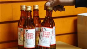 防疫酒精本週健保藥局開賣（2）武漢肺炎疫情延燒，不只口罩，就連酒精等消毒產品都被搶購一空，台灣菸酒公司生產防疫期間清潔專用75％酒精，本週起全台6000多家健保藥局陸續配送到貨後將開始販售。中央社記者王騰毅攝　109年2月18日