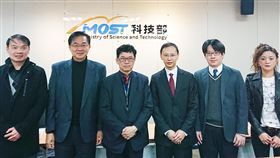 台美醫療團隊大突破  發現顫抖症關鍵在小腦台大醫學院助理教授兼任醫師潘明楷（右3）18日於科技部記者會說明研究成果，經過台美跨國合作團隊努力，找到顫抖症的成因。中央社記者潘姿羽攝  109年2月18日