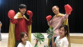 浩角翔起與師妹籃籃練習競技啦啦隊。圖／時代創藝提供