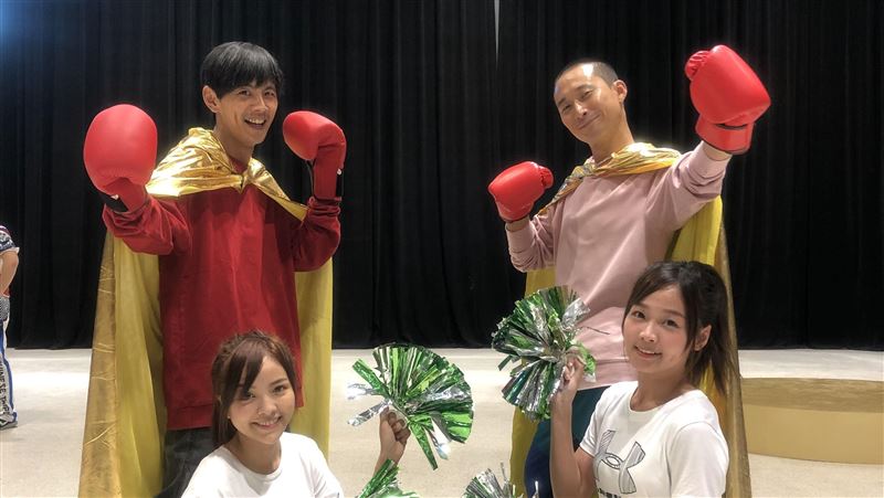天團竟欺負後輩　甜美女神全身被噴濕