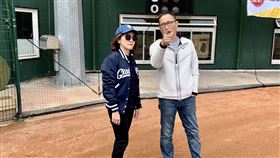 ▲富邦悍將副領隊陳昭如（左）參觀鹽埔中信園區球場，右為中信兄弟領隊劉志威接待。（圖／富邦悍將球團提供）