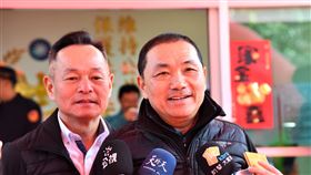 鴻海將在新北設口罩工廠　侯友宜感謝針對鴻海集團要在新北設口罩工廠的問題，新北市長侯友宜（右）18日表示，非常謝謝鴻海要在新北市設口罩工廠，市府也會全力協助，希望鴻海在防疫物資上能提供更多的產量。中央社記者王鴻國攝　109年2月18日