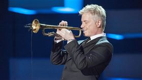 疫情影響　小號家克里斯伯提演出延期小號演奏家克里斯．伯提（Chris Botti）原定26日在台北國家音樂廳演出，受武漢肺炎疫情影響延期。主辦單位牛耳藝術表示，已買票觀眾將可全額退票。（牛耳藝術提供）中央社記者趙靜瑜傳真　109年2月18日