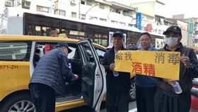 台南市議員贈計程車司機消毒酒精台南市議員蔡育輝（右2）媒合化學製藥公司提供一批酒精，讓計程車司機用來消毒，協助加強計程車的防疫工作。（蔡育輝提供）中央社記者楊思瑞台南傳真  109年2月18日