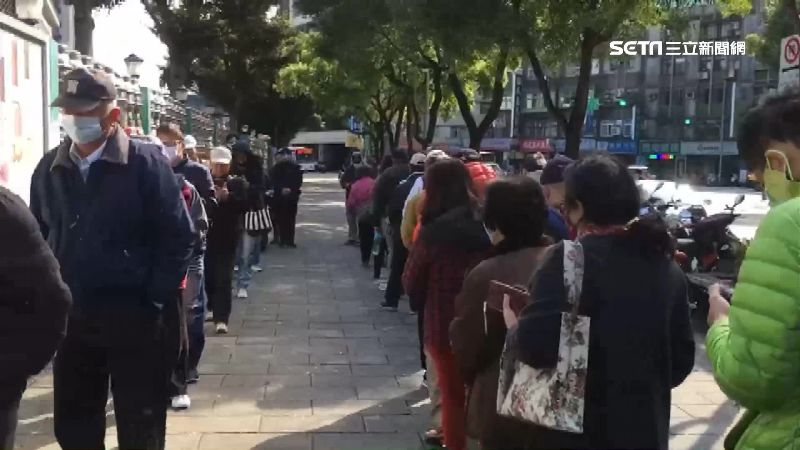 男確診武漢肺炎　竟還混進人群排口罩