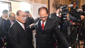 蘇貞昌拜會游錫(方方土)（1）行政院長蘇貞昌（前左）18日前往立法院拜會立法院長游錫(方方土)（前右），游錫(方方土)親自接待。中央社記者王飛華攝  109年2月18日