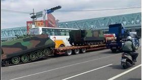 裝甲運兵車，滑落（圖／翻攝自爆廢公社）