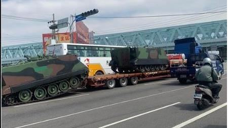 國軍裝甲車沒綁好滑落　網憂小兵恐慘