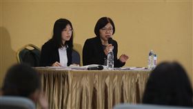 黨產會：釐清黨產議題對國民黨改造有實質助益不當黨產處理委員會18日分別針對已被國民黨移轉他人的「崇聖、厚生、原國民黨文工會」座落的土地召開追徵案聽證會，國民黨未派員出席。黨產會發言人施錦芳（右）表示，黨產會跟國民黨絕非對立，希望藉由聽證會釐清真相，對國民黨的黨務改造也有實質助益。中央社記者張新偉攝　109年2月18日