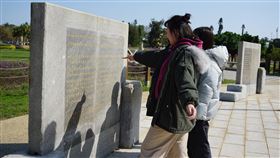 金門特殊人文景觀　進士牆博士壁激勵後進金門縣金城石雕公園伯玉亭旁「進士牆」和「博士壁」，宋明清以來有50名進士，近代縣籍碩彥榮獲國內外博士學位的地方賢才登錄篆刻在上面，以激勵後進，成為特殊人文景觀。中央社記者黃慧敏攝　109年2月18日