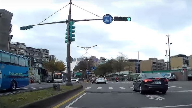 最新科技？無人機車撞百萬轎車剩骨架