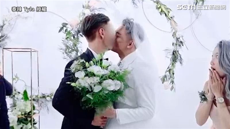 男同志穿白紗步入婚姻　喊：愛你全部