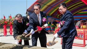 搶攻網購商機 榮運大園物流園區18日動土搶攻網購商機，榮運大園倉儲物流園區18日舉行動土典禮，榮運董事長陳義忠表示，大園物流園區緊鄰機場與台北港，占據優勢地理位置。右起依序為桃園市長鄭文燦、榮運董事長陳義忠、總經理林晁榮。（榮運提供）中央社記者潘羿菁傳真　109年2月18日