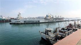 絕佳海景第一排 海洋局旗津漁港外堤船型建築公開招租（圖／高雄市政府）