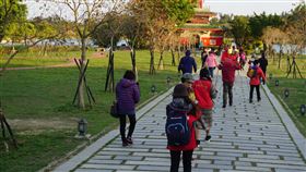 北高旅遊業者踩線　金門景點現人潮　受武漢肺炎疫情衝擊，金門縣搶救觀光市場，主動邀請台北、高雄近150家旅行社經理級以上人士到金門進行3天2夜踩線考察，也為金門景點增添人氣。中央社記者黃慧敏攝　109年2月18日