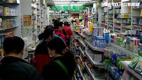 口罩實名制民眾排隊。口罩、武漢肺炎。（圖／記者詹鎰睿攝影）