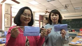 開學在即　雲林平和國小趕製口罩布套開學在即，因應武漢肺炎疫情嚴峻，雲林縣平和國小校長羅瑞蓉（左）和家長會長蔡昱綺（右）等人特別趕製口罩布套，讓學生開學後每人有2個可替換使用。　中央社記者姜宜菁攝　109年2月18日