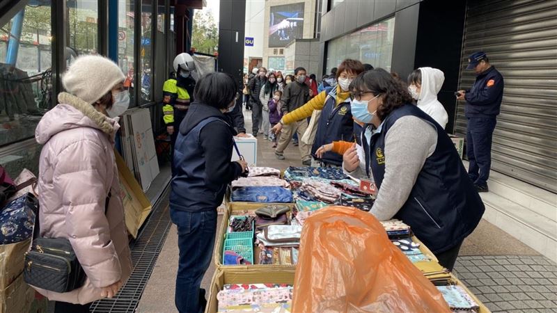 攤販拒付227萬罰單　警查封貨品