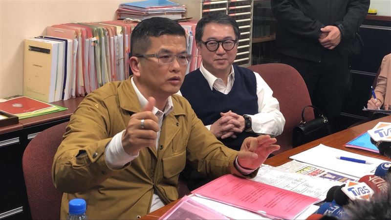 駐唱、賣琴　鍾俊榮26年創百億江山