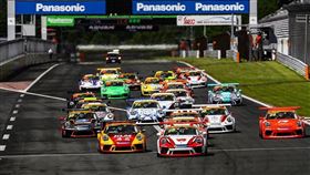 在武漢肺炎持續延燒之際，一級方程式（F1）賽車，越南的賽事將如期於4月登場。圖為2020年亞洲保時捷卡雷拉杯賽況。（圖取自https://twitter.com/F1VietnamGP）