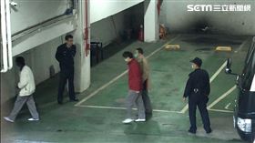 ▲楊文虎（紅衣）及女兒楊宇晨皆遭到收押，台北地方法院首度開庭，父女倆被傳喚出庭。（圖／記者楊佩琪攝）