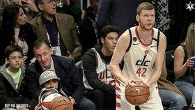 ▲巫師射手巴坦斯（Davis Bertans）右手只有4隻手指。（圖／翻攝自巫師推特）