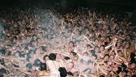  疫情狂燒沒在怕！日傳統「裸祭」照常辦…上萬裸男群聚奪寶（圖／翻攝自＠OVCA_cht推特）