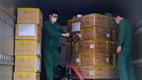口罩徵收令　郵差忙取貨及送貨（1）武漢肺炎來勢洶洶，全台口罩工廠第一次碰到徵收令，郵局物流貨車每日到口罩廠區，配送人員一包包親自點收，一片也不能少。中央社記者王飛華攝　109年2月16日