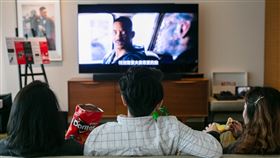 追劇用戶偏好大螢幕串流影音業者觀察，用戶追求便利也重視觀影體驗，電視端觀看流量占比首度超越個人電腦。圖為串流影音業者Netflix用戶收看內容。（Netflix提供）中央社記者吳家豪傳真　109年1月24日