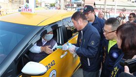 苗縣議長匯集愛心口罩  轉贈計程車運將有鑒於台灣首例武漢肺炎死亡個案是一名白牌車司機，苗栗縣議會議長鍾東錦19日會同多名議員發送愛心口罩給計程車運將使用，幫助防疫。中央社記者管瑞平攝  109年2月19日