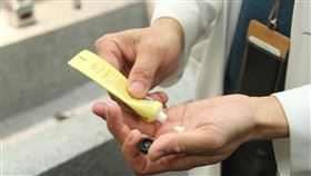 醫籲常洗手可擦乳液減少皮膚傷害最近不少人常用酒精清潔雙手，但醫師提醒，酒精會造成皮膚乾燥且有刺激性，還是盡量以一般洗手方式來清潔雙手最好，並可搭配乳液做好保濕。中央社記者楊思瑞攝  109年2月19日