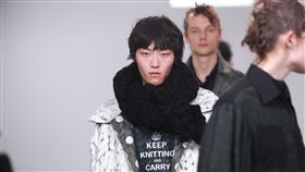 古又文新作翻玩英國二戰標語台灣設計師古又文品牌16日在倫敦發表新作，翻玩英國二世時期著名標語。（Johan Ku Gold Label提供）中央社記者戴雅真倫敦傳真  109年2月19日