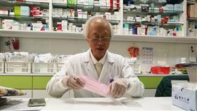手抖分裝代售口罩…老藥師當義工還挨罵　兒孫不捨難幫忙