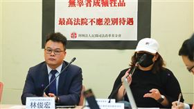 羅明村案  民團籲檢察總長再提非常上訴因羅明村案非常上訴遭駁回，民間司改會19日舉行記者會，救援組召集人林俊宏（左）邀請羅明村女兒（右）出席說明，指出檢方當年逾期上訴，本案更是冤案，呼籲檢察總長再次為羅明村提起非常上訴。中央社記者王騰毅攝  109年2月19日