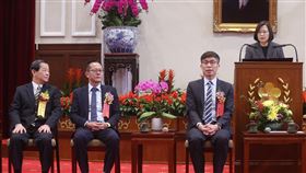 防疫特別條例立法  總統：朝野合作助產業過難關總統蔡英文（右）19日在總統府接見「第21屆國家建築金質獎」及「第16屆國家品牌玉山獎」得獎人；蔡總統致詞表示，目前行政院正在規畫防疫特別條例草案，希望法案送進立法院之後，朝野攜手合作，共同協助產業度過難關。中央社記者鄭傑文攝　109年2月19日