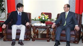 游錫(方方土)接見公民監督國會聯盟（1）立法院長游錫(方方土)（右）19日在立法院接見公民監督國會聯盟理事長吳鯤魯（左），雙方對談交換意見。中央社記者王騰毅攝  109年2月19日