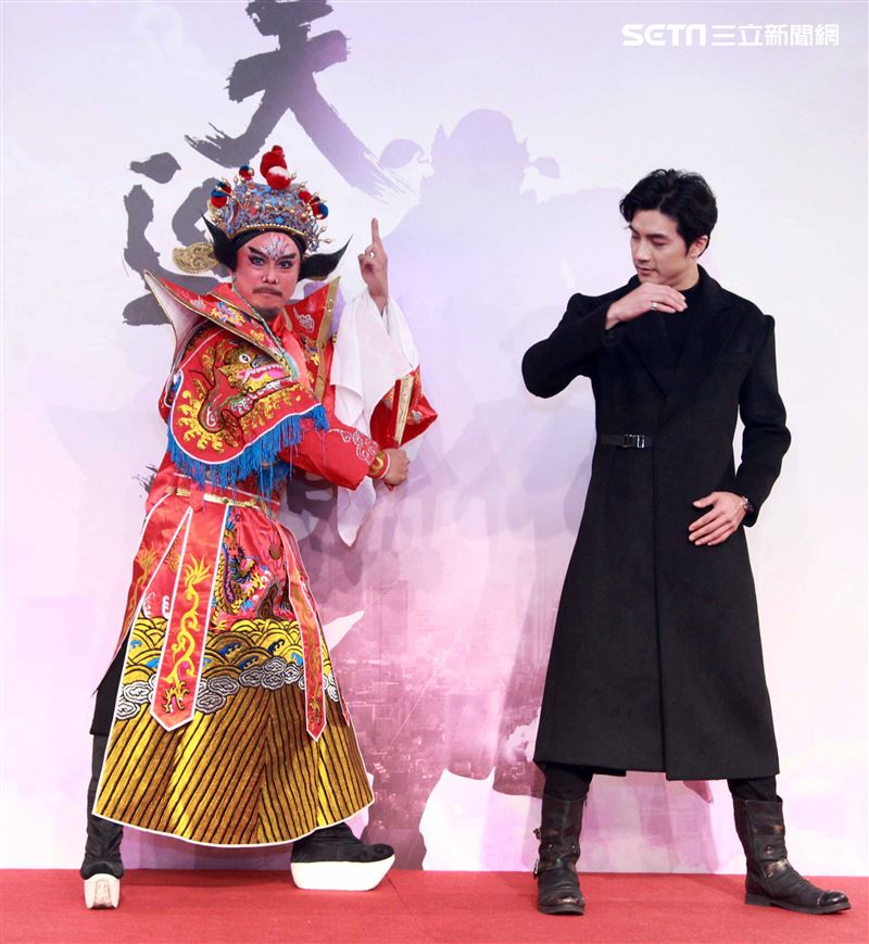 古代鍾馗VS現代鍾馗賀軍翔。（記者邱榮吉/攝影）