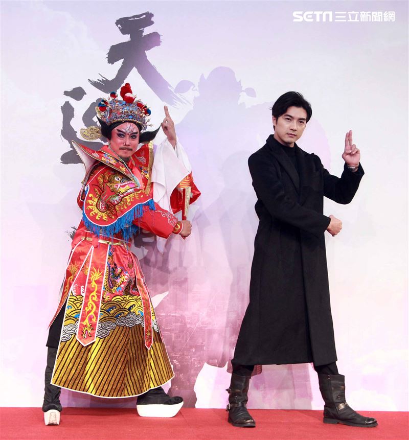 古代鍾馗VS現代鍾馗賀軍翔。（記者邱榮吉/攝影）